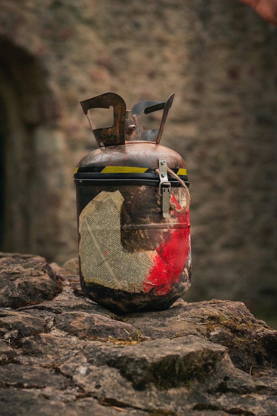 Umgebaute Gasflasche als Bar mit Flaschenöffnern