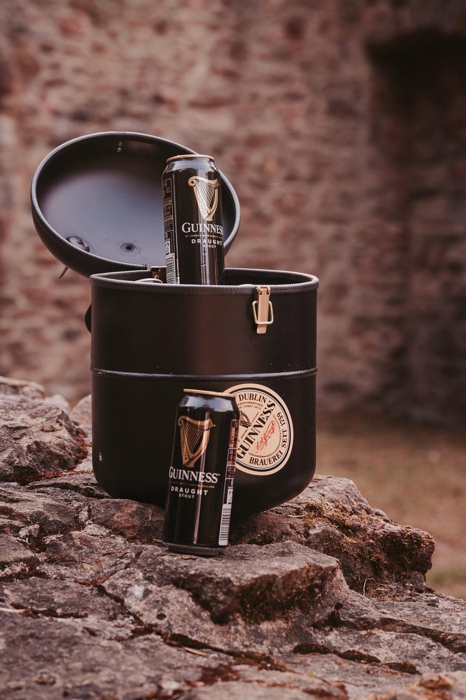Umgebautes Fass als Bar mit Guinness-Dosen