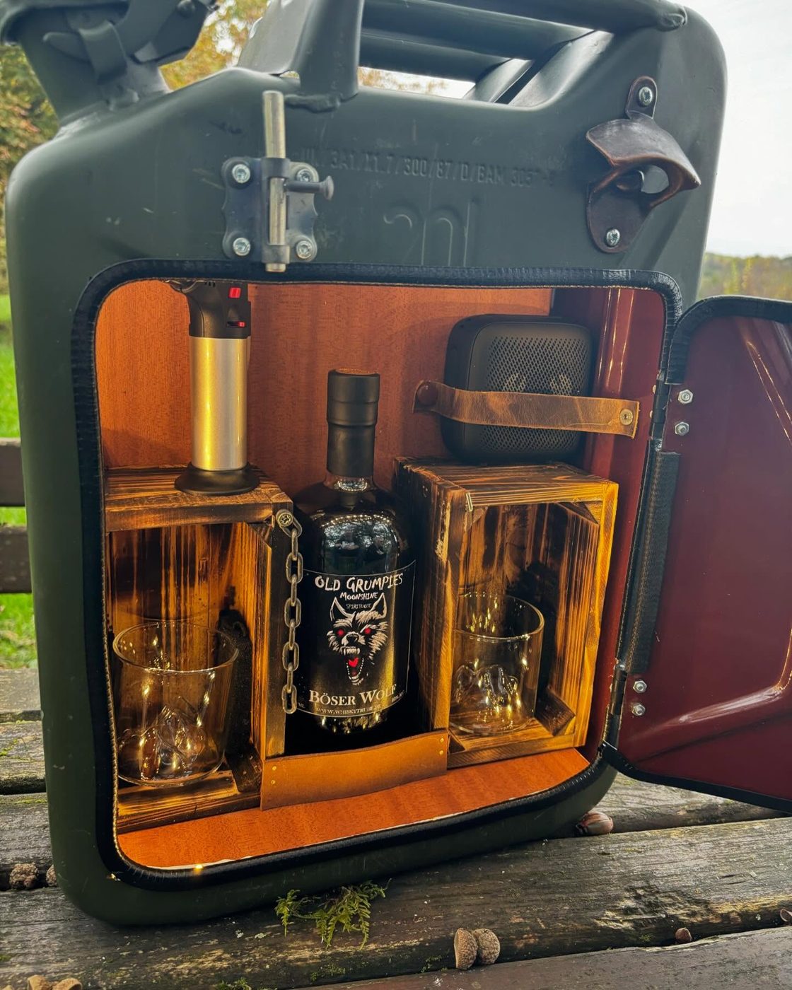 Spiritkanister mit Holzfächern, Gläsern und Flasche Old Grumpies