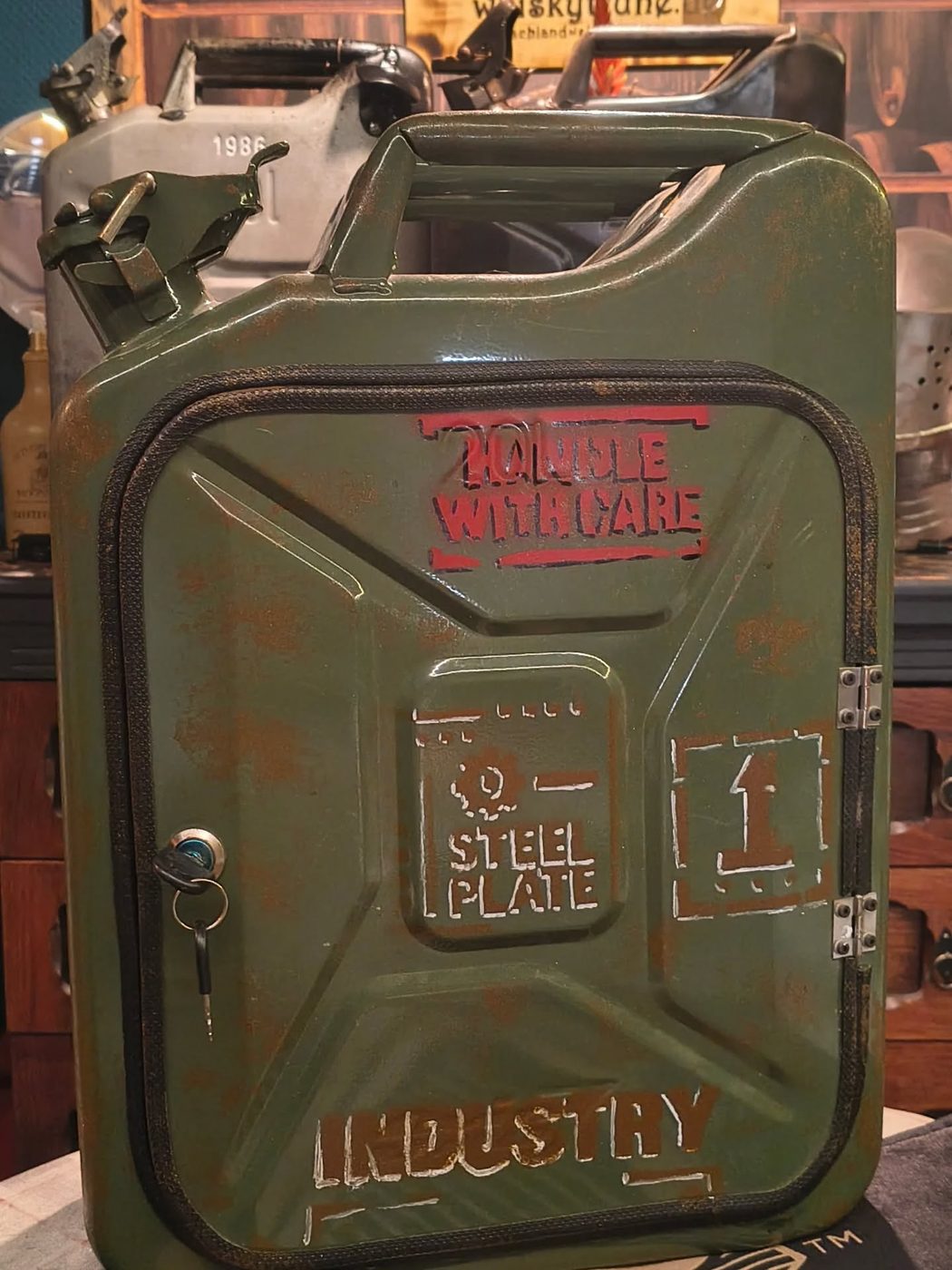 Umgebauter Armeekanister mit Schablonenschrift