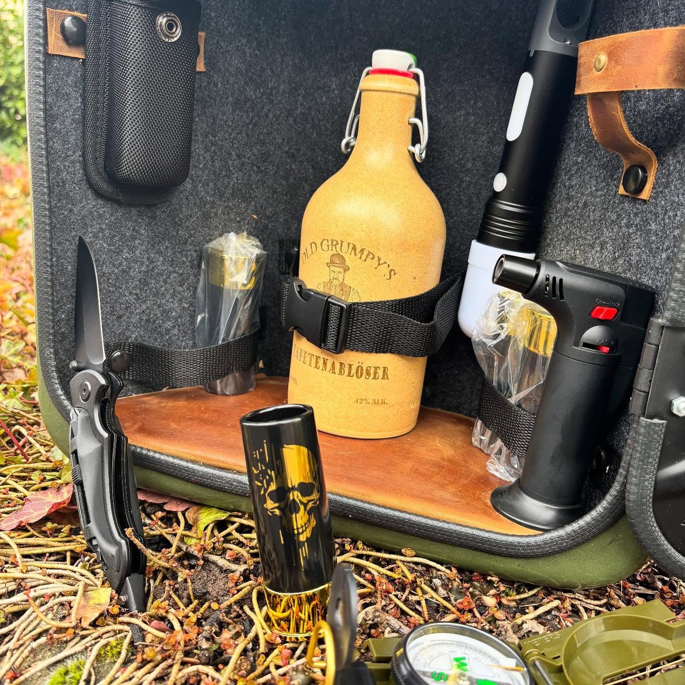 Spiritkanister als Survival-Bar mit Tapetenablöser, Messer und Kompass