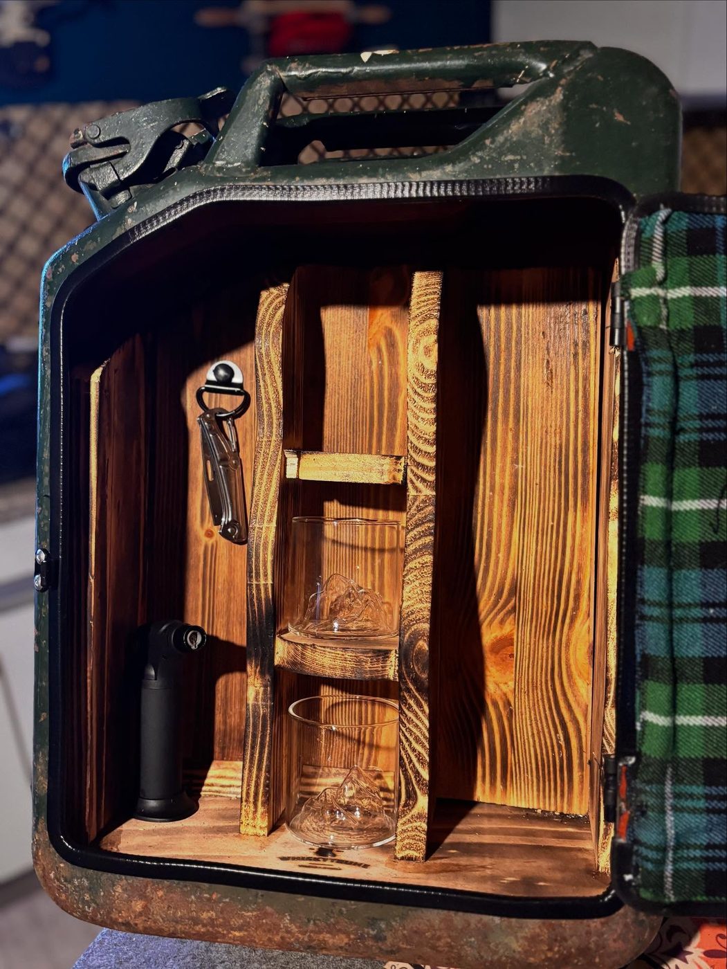Spiritkanister mit Tartan-Stoff und geflammtem Holz