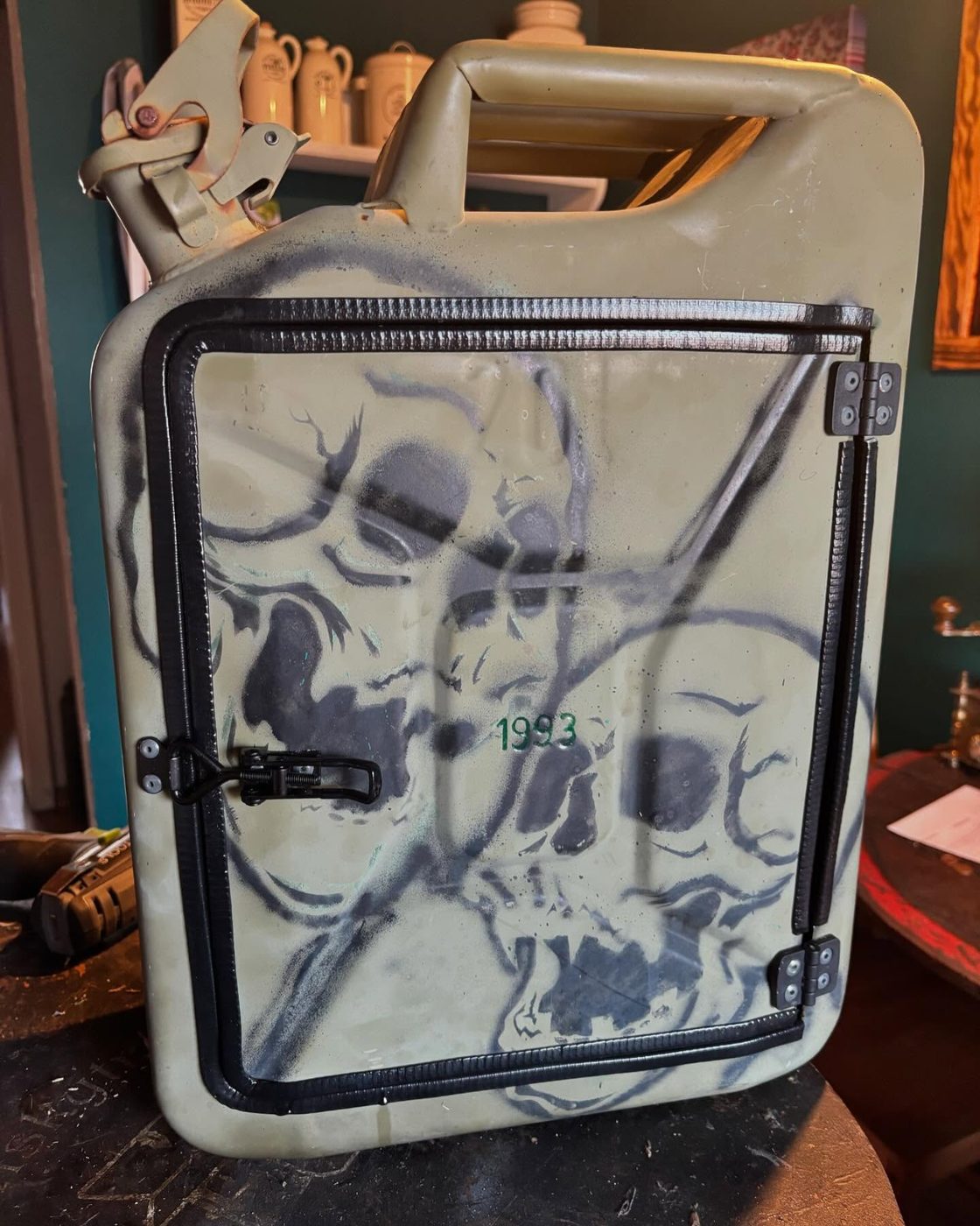 Spiritkanister mit gespr&uuml;htem Totenkopf-Motiv und Jahrespr&auml;gung 1993