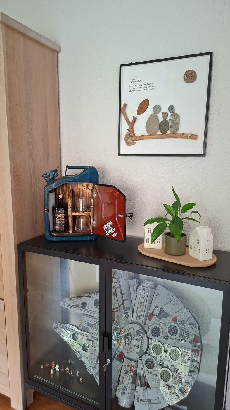 Blauer Spiritkanister mit Holzausbau und Whiskyflasche auf einem Sideboard im Wohnzimmer