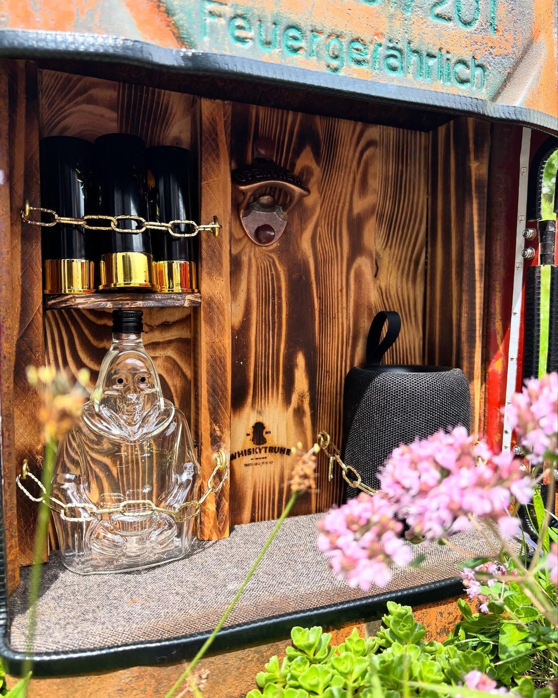 Spiritkanister mit geflammter Holzrückwand und Innenausbau